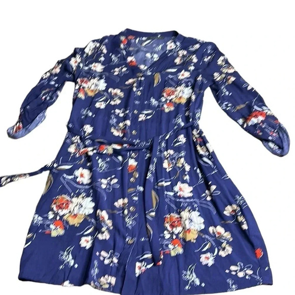 Suzy Shier Blue floral wrap dress ,
tie waist, button front ,seam pockets,EC - Picture 9 of 12